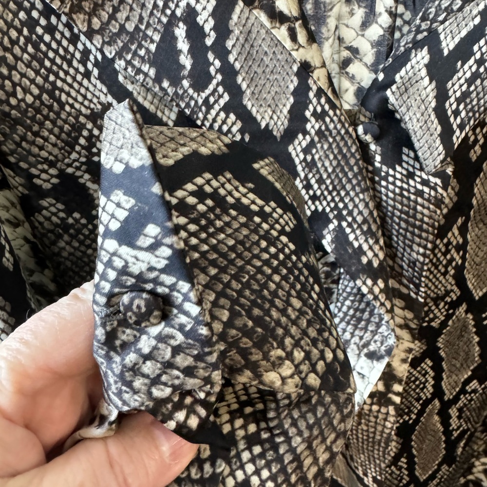 Jones of New York Snakeskin Long Sleeve Button‎ Front Blouse size 14 - Picture 6 of 10
